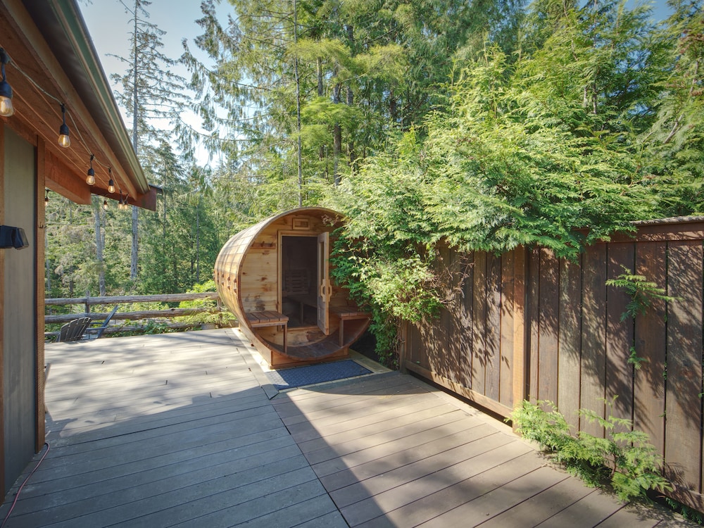 #86 Cottage, 1 Bedroom, Fireplace, Private Sauna, Garden View (Pet Friendly)