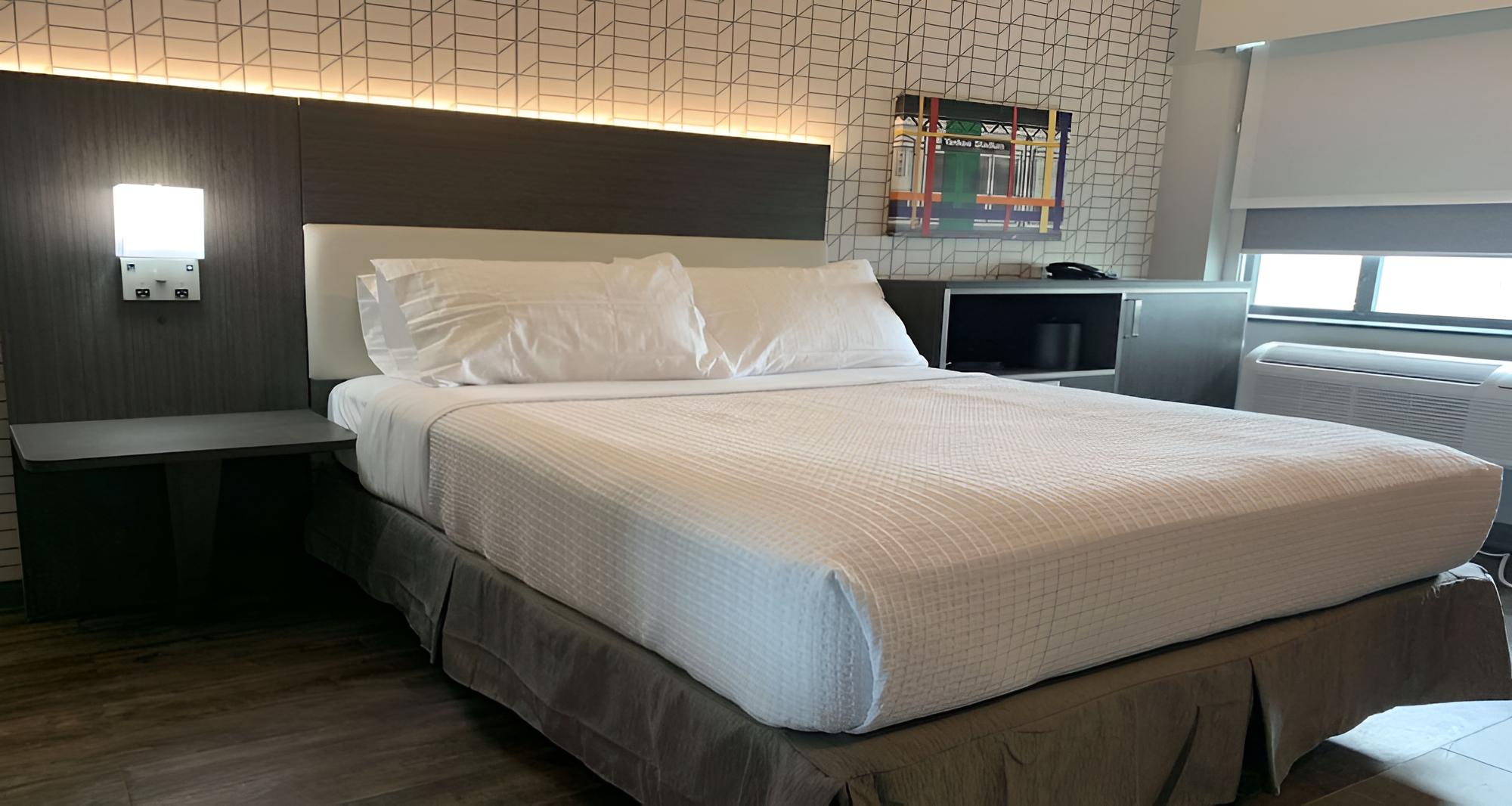 Standard Room, 1 Queen Bed, Accessible, Refrigerator photo 2