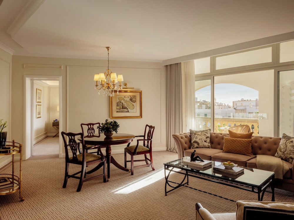 Signature Suite - Photo 4