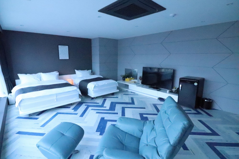Family Room, City View photo 1