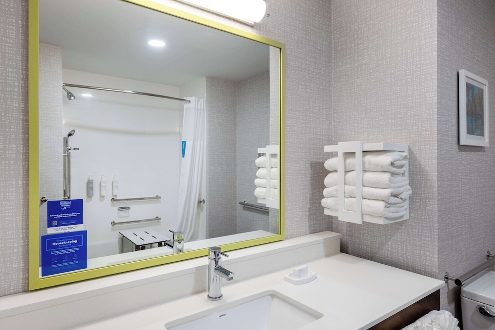 Room, 2 Queen Beds, Bathtub (Hearing) - Photo 3