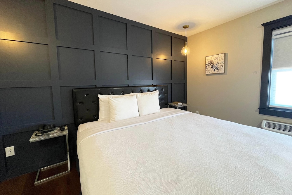 Superior Studio Suite, 1 King Bed, Non Smoking - Photo 1