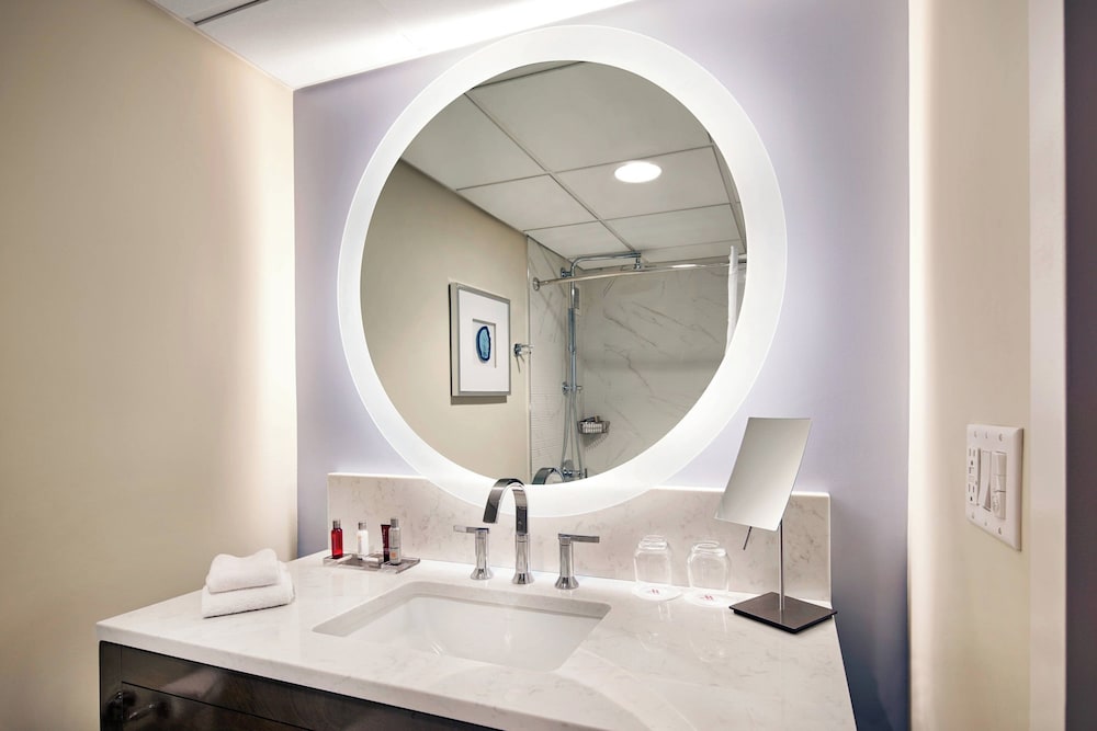 Club Room, 1 King Bed, Non Smoking (Mobility/Hearing Accessible, Tub) - Photo 7