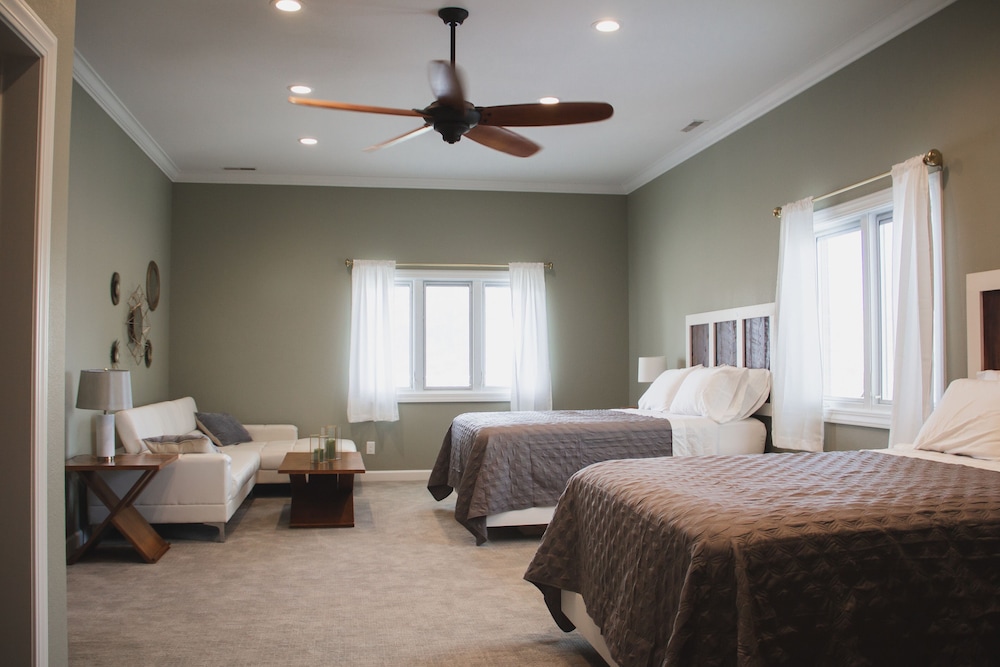Deluxe Room, 2 Queen Beds, Private Bathroom