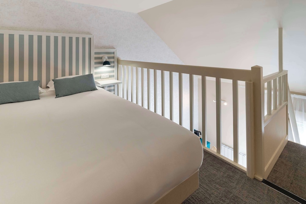 Family Room, Multiple Beds, Non Smoking, Mezzanine photo 3