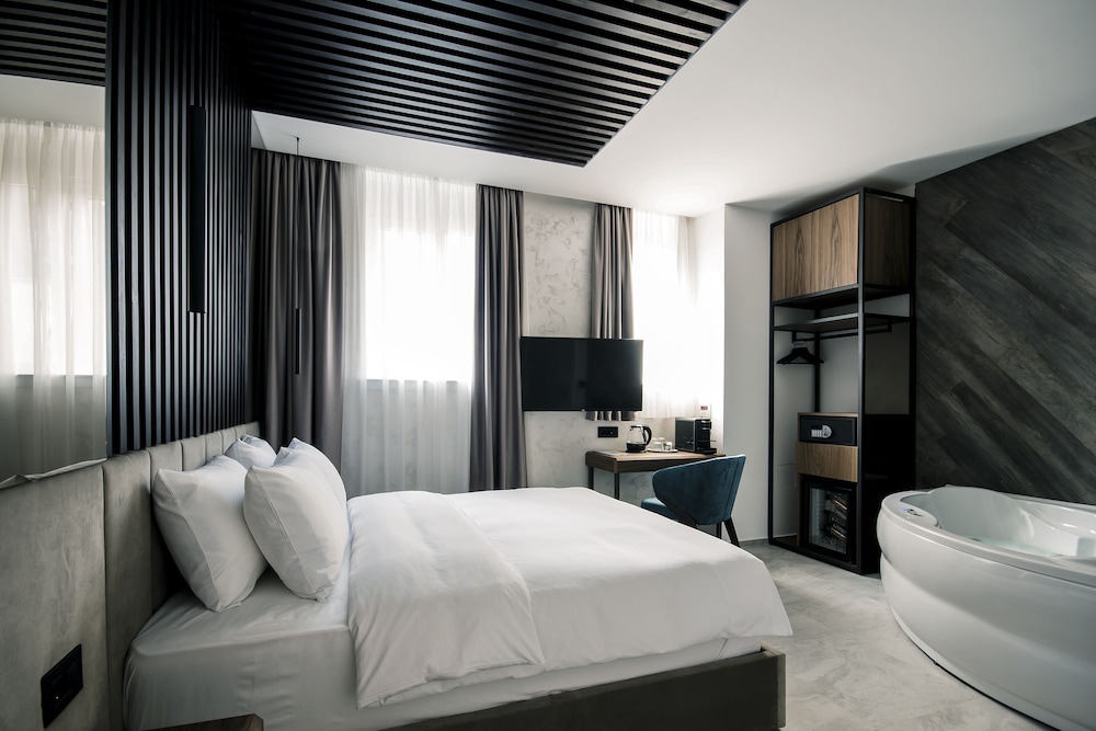 Deluxe Double Room, Hot Tub - Photo 1
