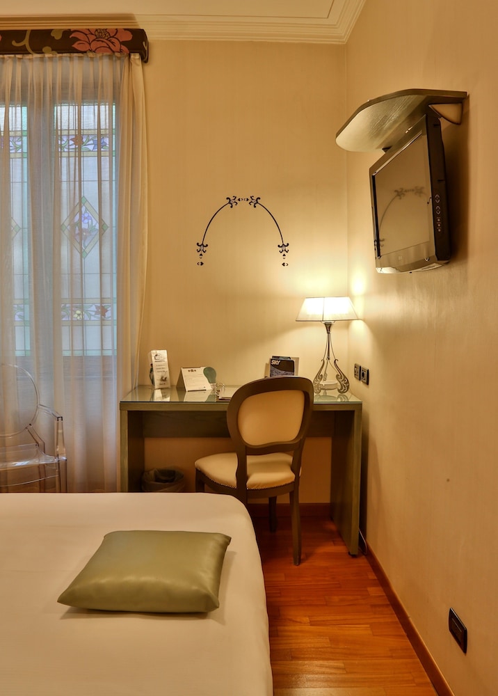 Classic Room, 1 Queen Bed - Photo 13