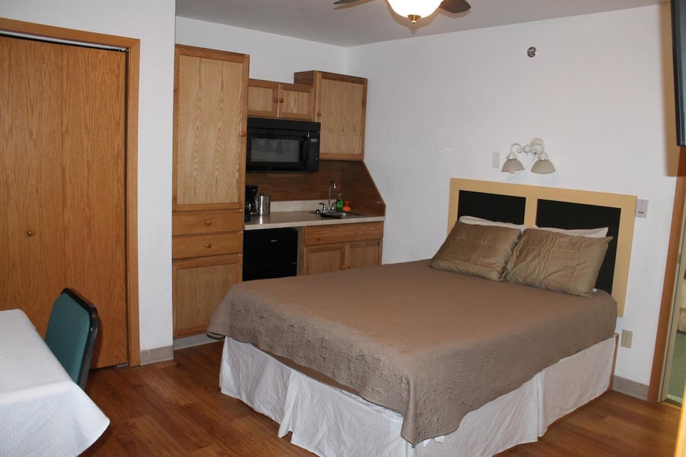 Standard Room, 1 Queen Bed, Kitchenette
