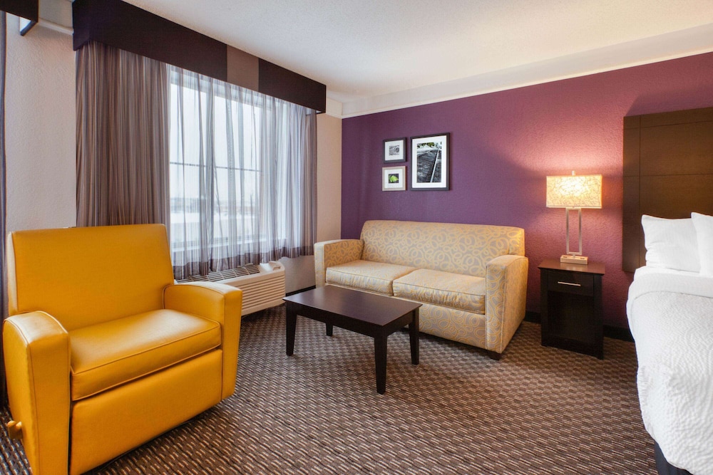Deluxe Room, 1 King Bed, Non Smoking photo 3
