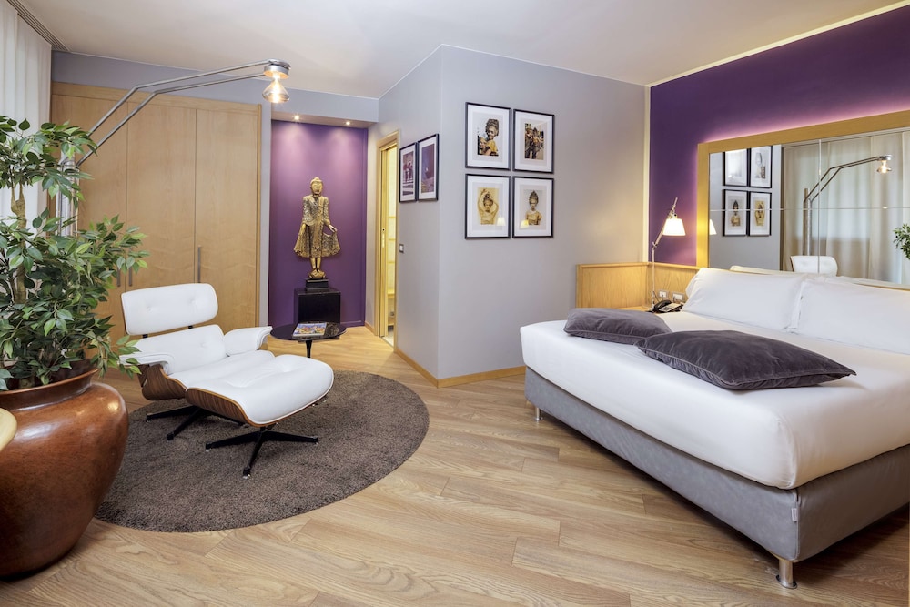 Suite, 1 King Bed, Non Smoking (Living Room) photo 1