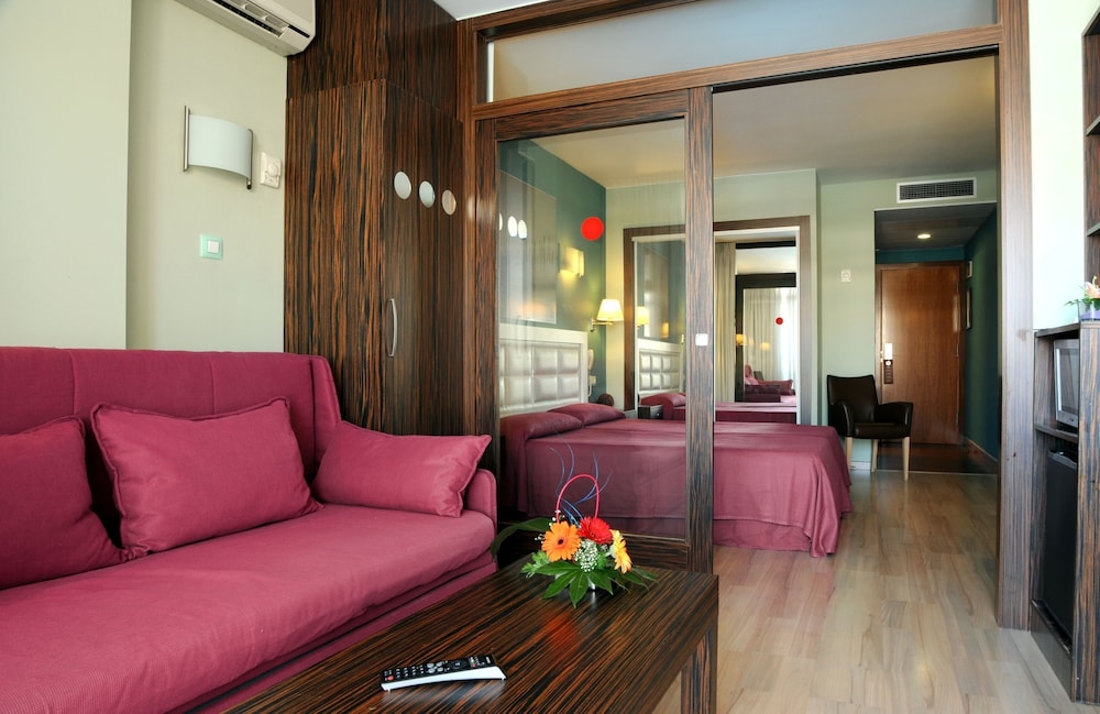 Double or Twin Room (2 Adults + 2 Children)