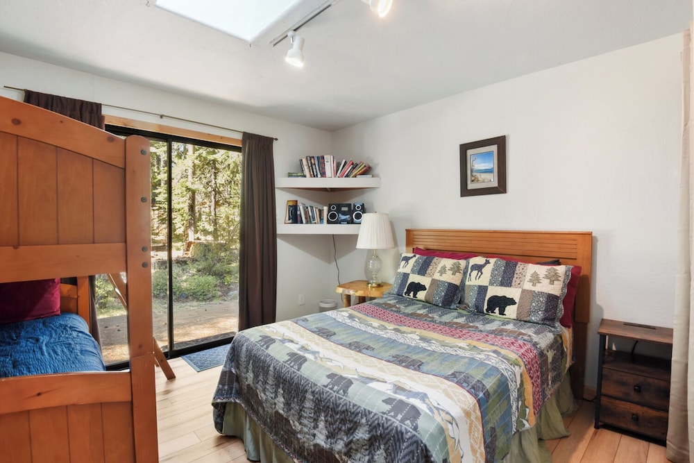 House, Multiple Beds, Fireplace, Mountain View (Elm Street Getaway)