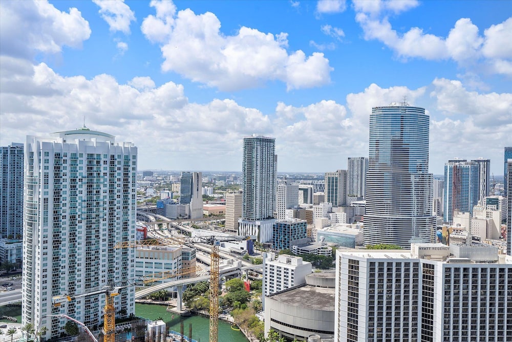 Business Studio Suite, 1 Queen, Balcony, City/River ViewÂ 3805