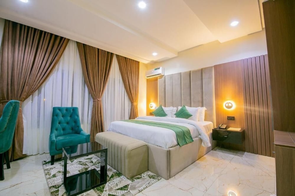 Luxury Suite - Photo 1