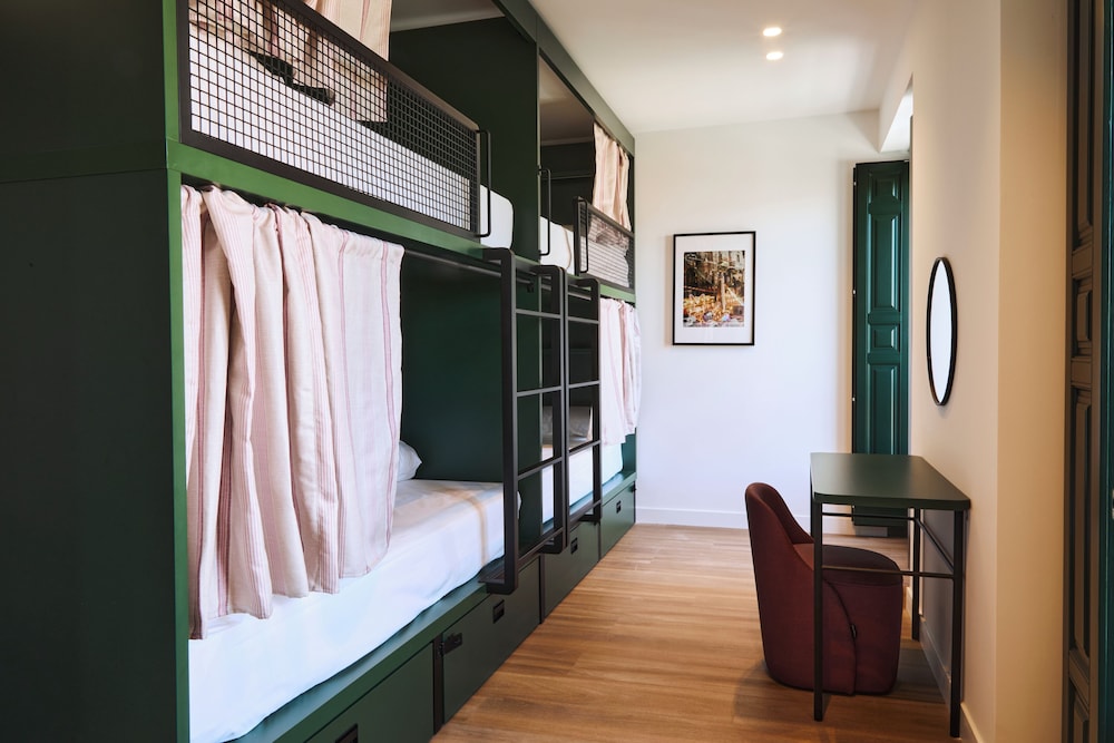 4 -Bed Mixed Dorm photo 2