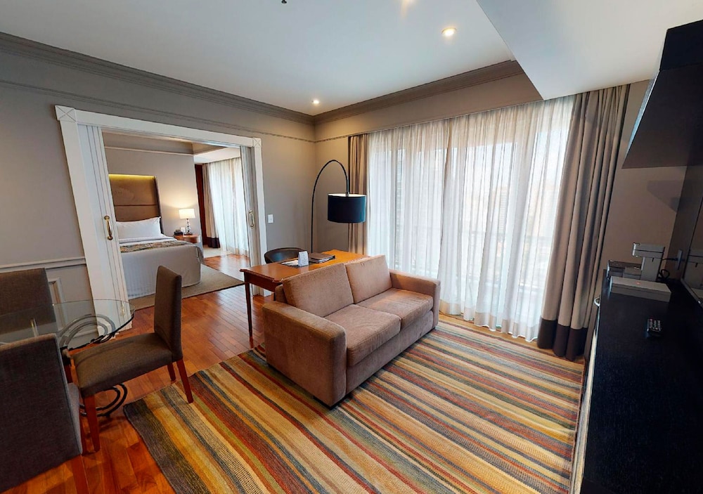 Suite (Master) - Photo 2