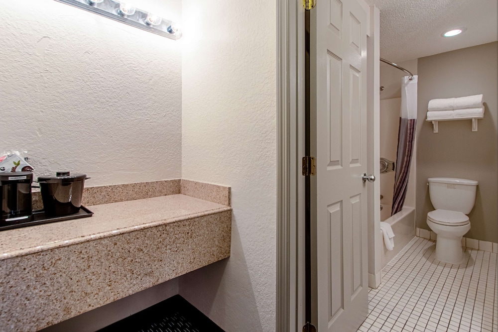Deluxe Room, 1 King Bed, Non Smoking (Deluxe Executive Room) - Photo 5