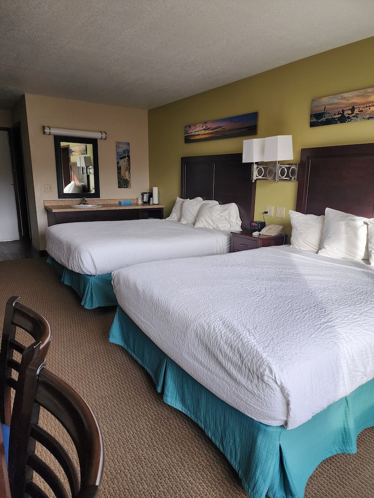 Family Room, Multiple Beds, Non Smoking, Microwave (Bunk 1 Bath) photo 3