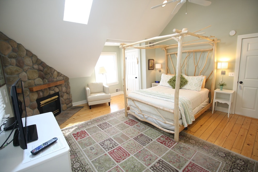 Deluxe Room, 1 Queen Bed, Jetted Tub (Silver Maple) - No Pets Allowed