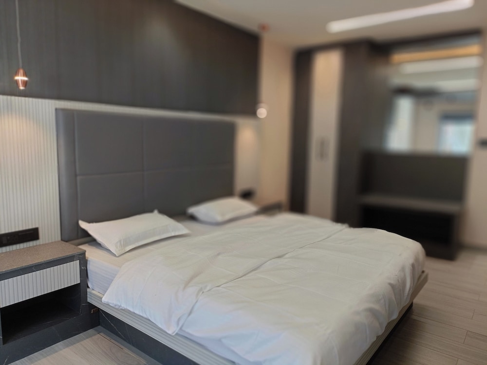Luxury Suite, 1 King Bed with Sofa bed, Private Bathroom, Mountain View