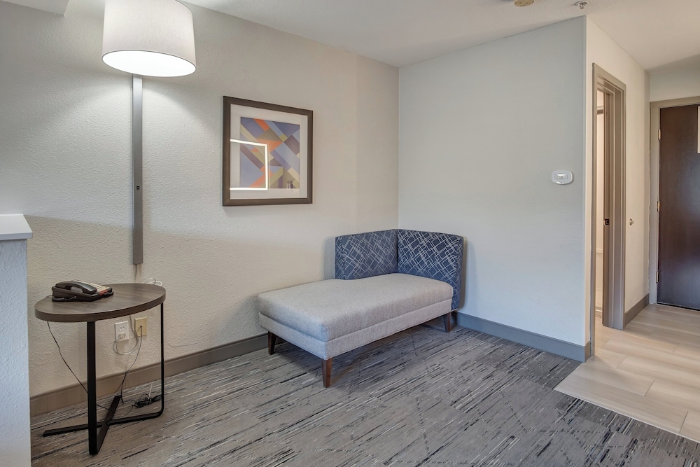 Standard Room, 1 King Bed, Club Lounge Access (Feature) - Photo 2