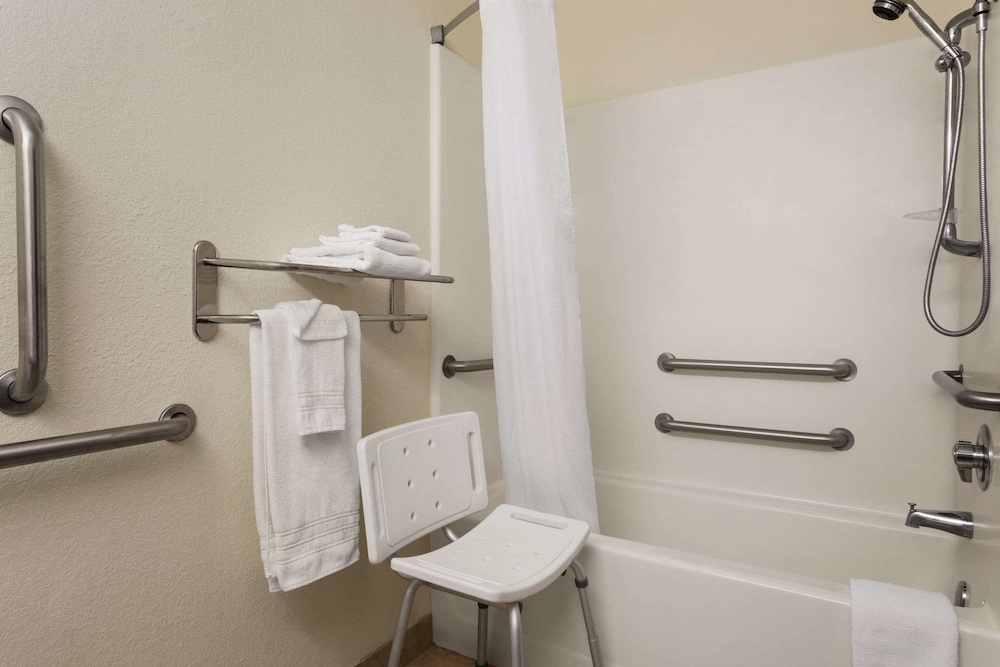 Suite, Accessible - Photo 7