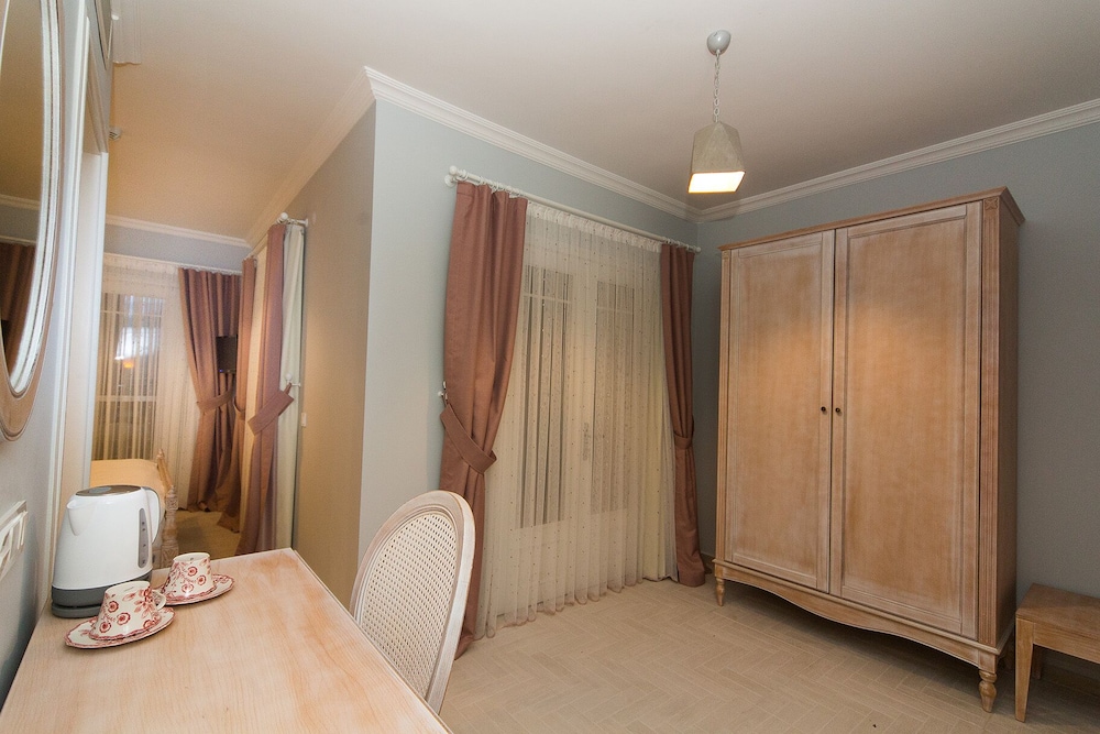 Suite, Garden Area
