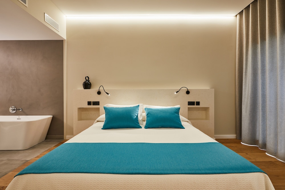 Junior Quadruple Room, 1 Queen Bed with Sofa bed, Accessible photo 2