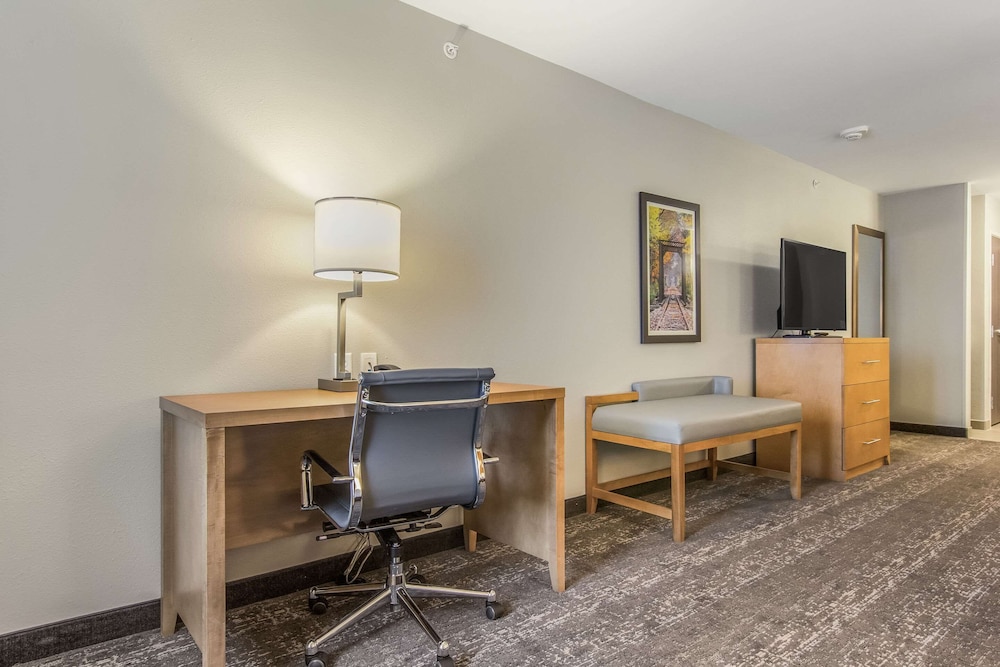 Suite, Multiple Beds, Non Smoking - Photo 2