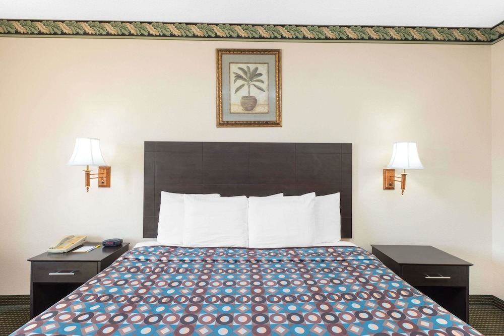 Deluxe Room, 1 King Bed, Non Smoking - Photo 3