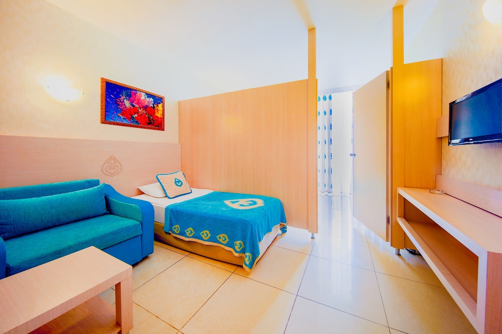 Large Room photo 2