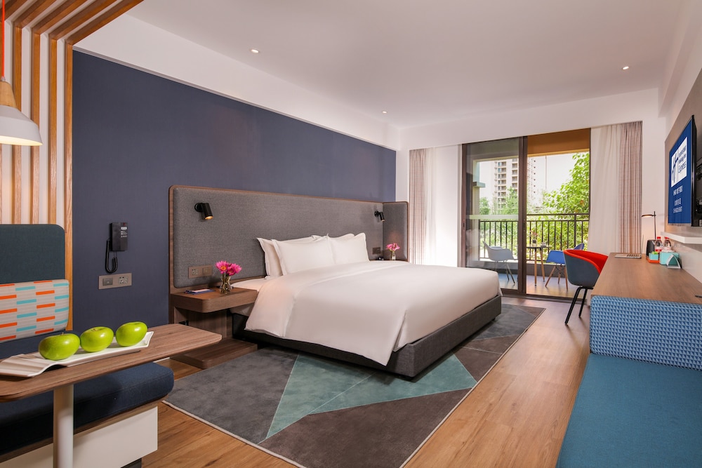Standard Room, 1 King Bed, Accessible - Photo 3