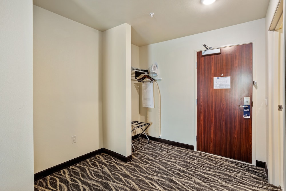 Room, 1 King Bed, Audible/Visual Alert, Non Smoking - Photo 2