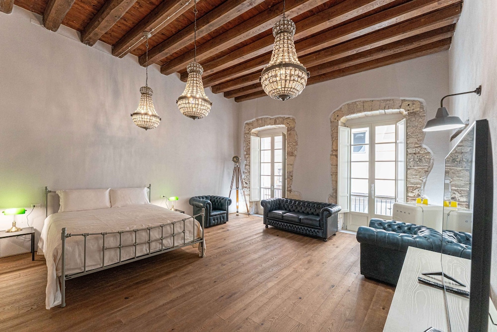Standard Studio Suite, Balcony, City View