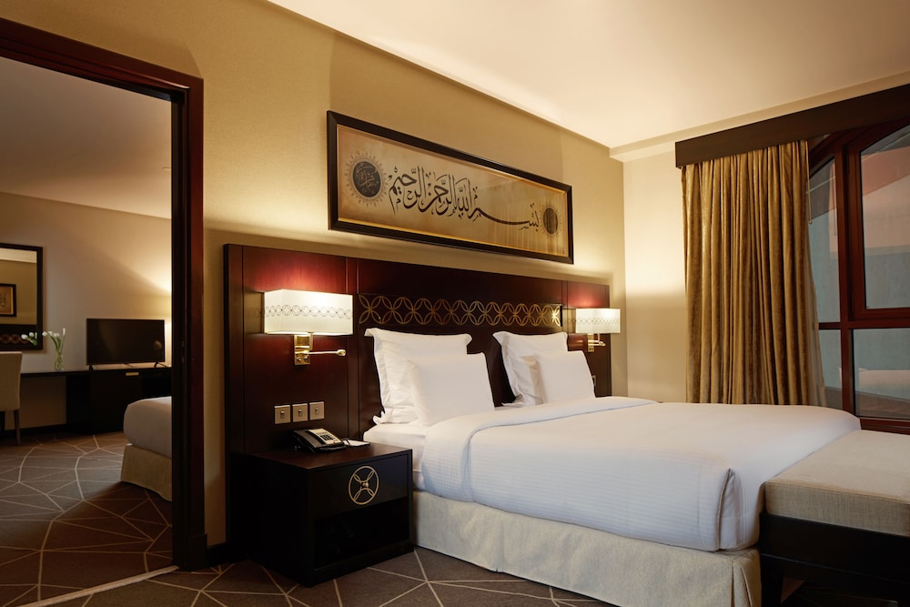 Deluxe Suite, City View (1 Double Bed And 2 Twin Beds), photo 6