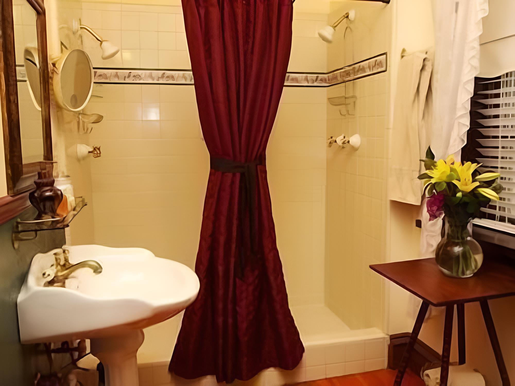 #10 Historic Queen Room photo 2