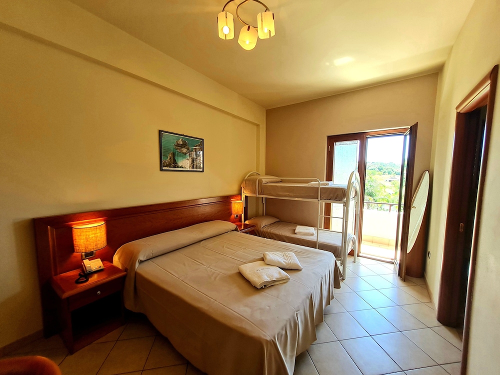 Standard Quadruple Room - Photo 1