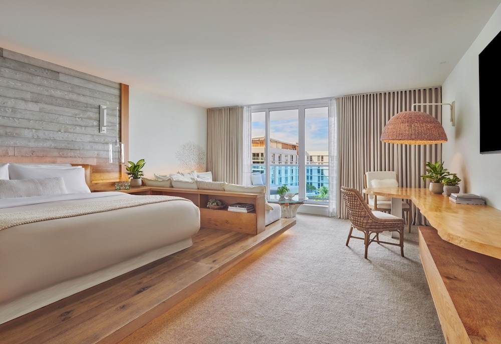 Junior Suite, 1 King Bed, Balcony, City View