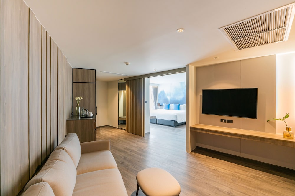 Suite, 1 Double Bed, Non Smoking, City View (Living Room;Shower Only) - Photo 2