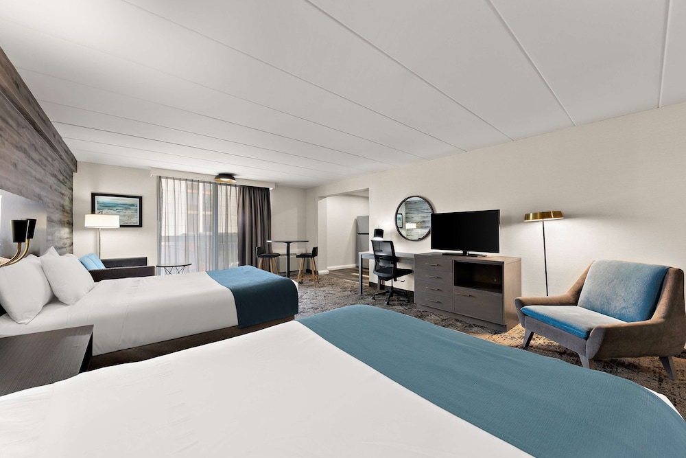 Suite, 2 Queen Beds, Non Smoking, Balcony (Walk-in Shower;Larger Room) - Photo 3