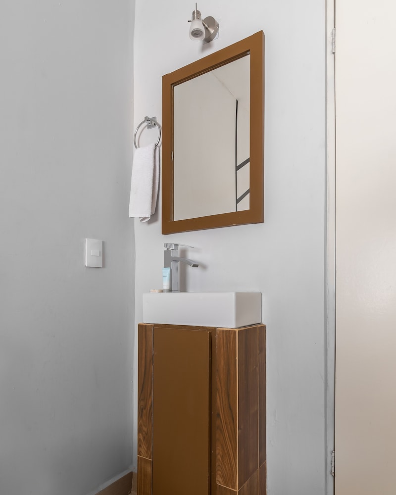 Standard Twin Room - Photo 6