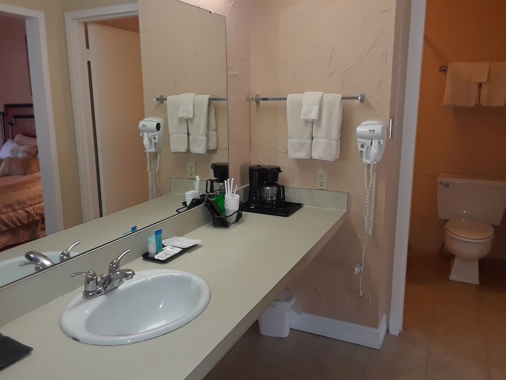 Romantic Room, 1 King Bed, Balcony, Courtyard View photo 2