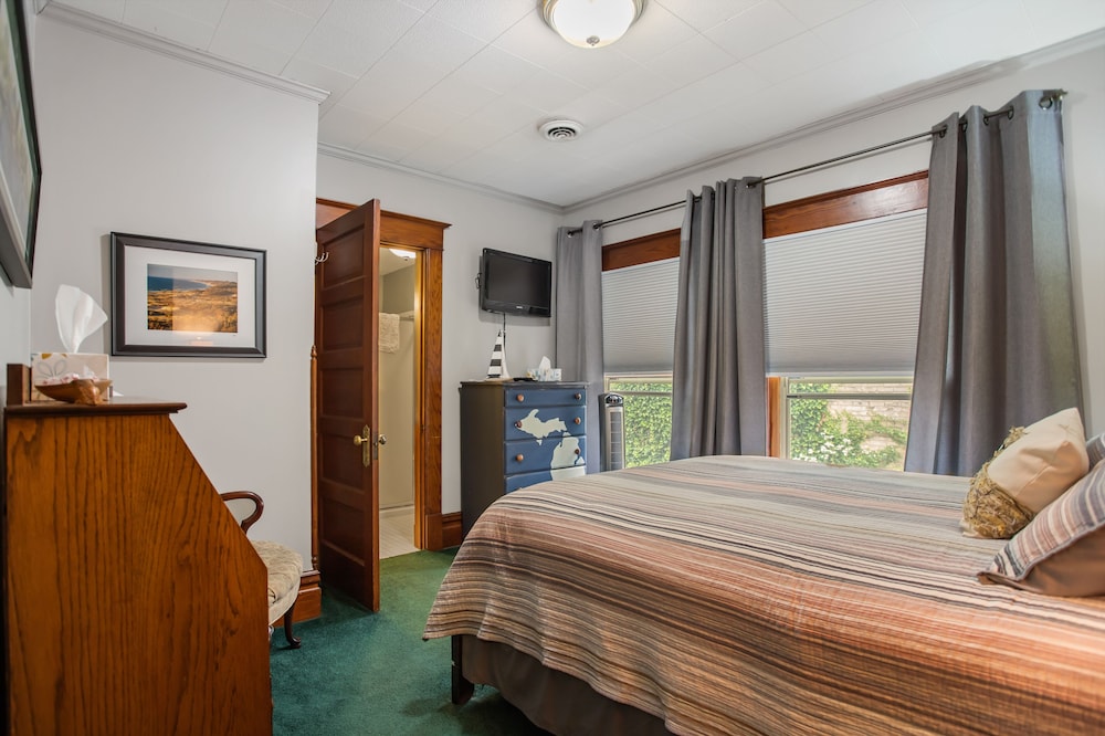 Basic Room, 1 Queen Bed, City View