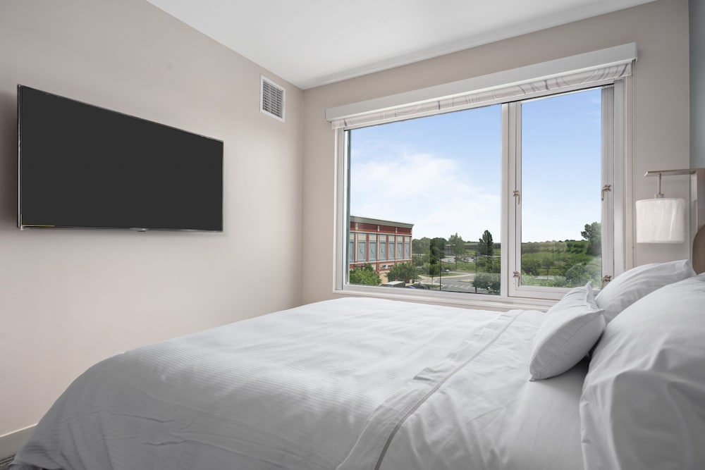 Suite, 1 Bedroom, Kitchen - Photo 1