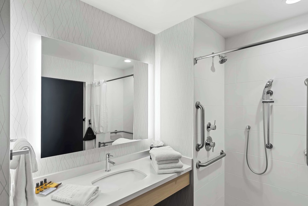 Standard Room, 1 King Bed, Accessible, Refrigerator & Microwave (Walk-in Shower) - Photo 4