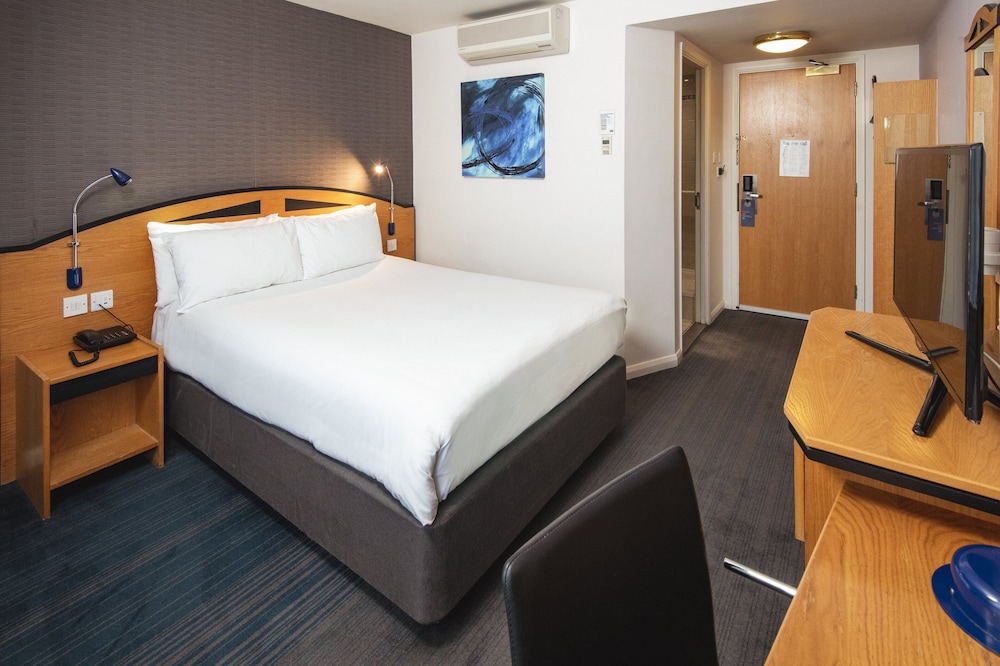 Standard Room, 1 Double Bed (with Free Hot Breakfast) photo 2