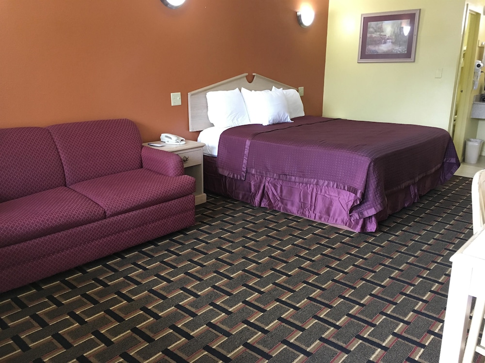 Room, 1 King Bed, Smoking - Photo 1