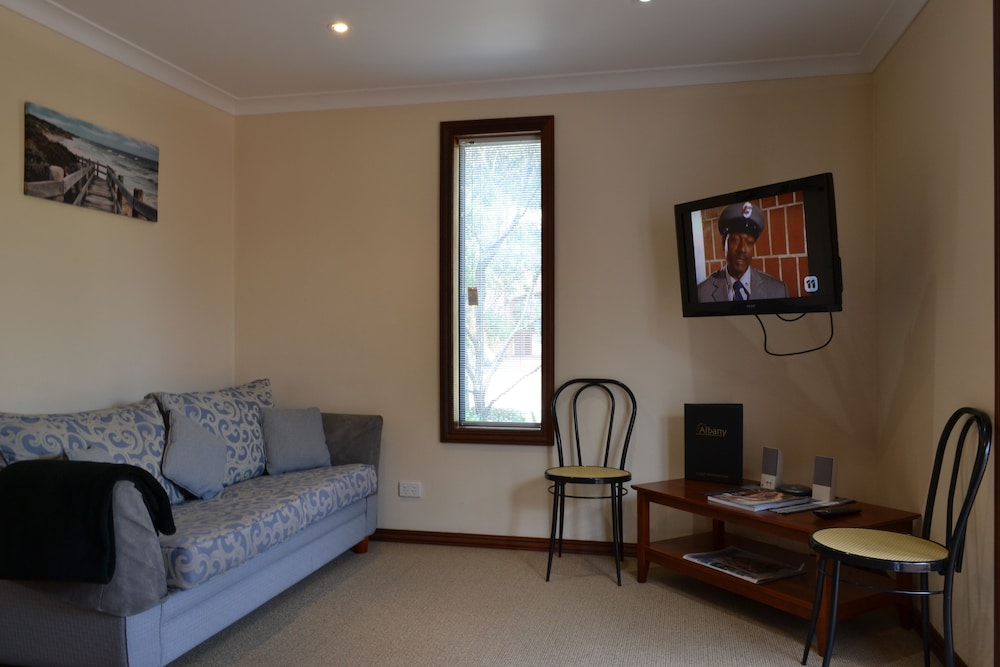 One-Bedroom Apartment with Spa Bath - Photo 14