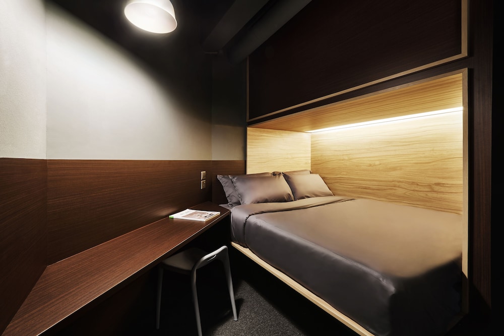 Queen POD Suite photo 1