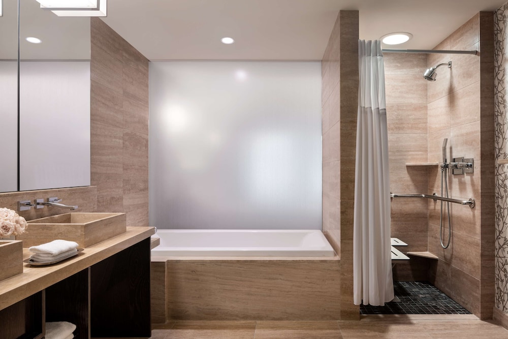 Room, 1 King Bed, Accessible, City View (Hearing & Mobility, Roll-in Shower) - Photo 2